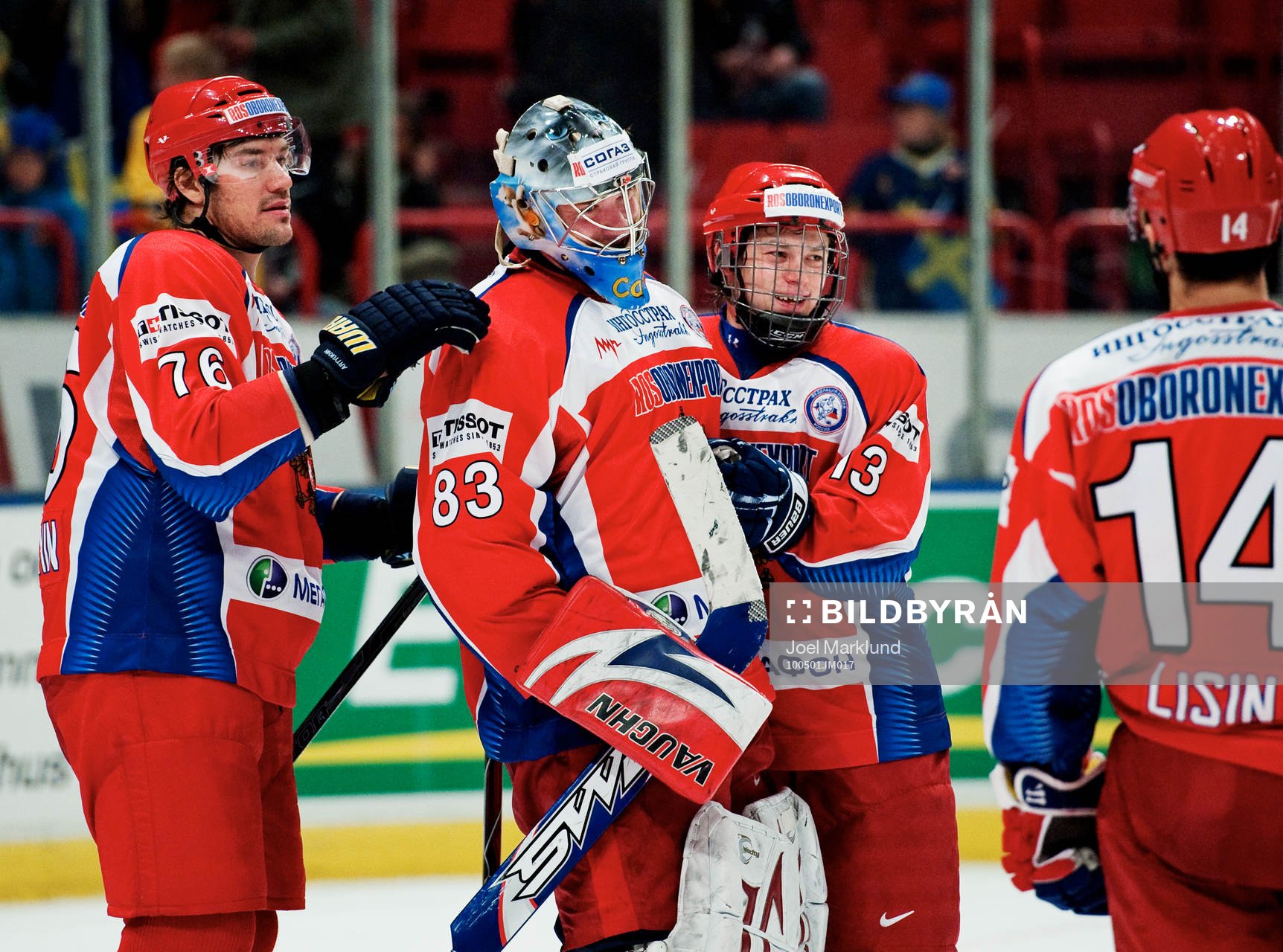 Vasily Koshechkin, målvakt, Ryssland, gratuleras till
