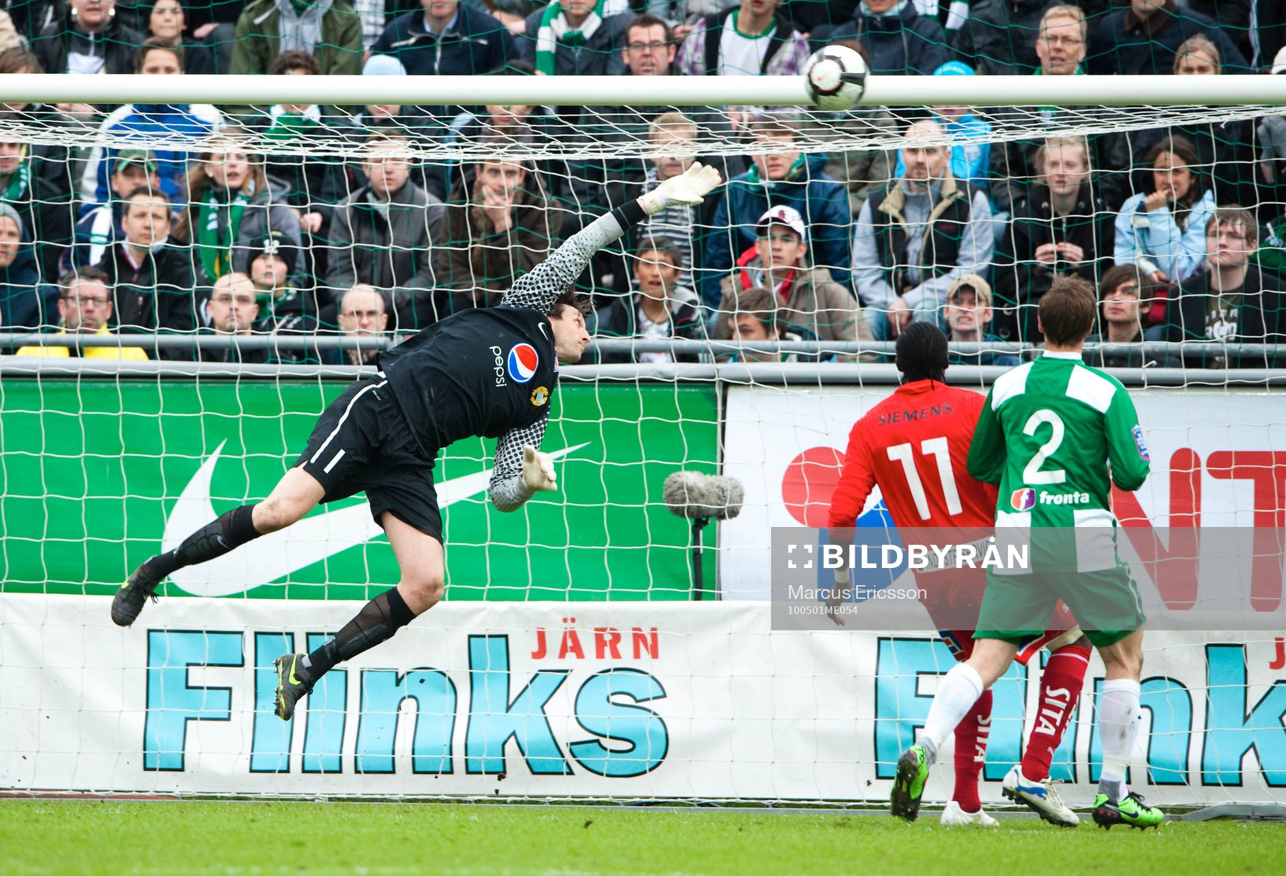 Bollen flyger över Rami Shaaban, målvakt och 2-3 målet