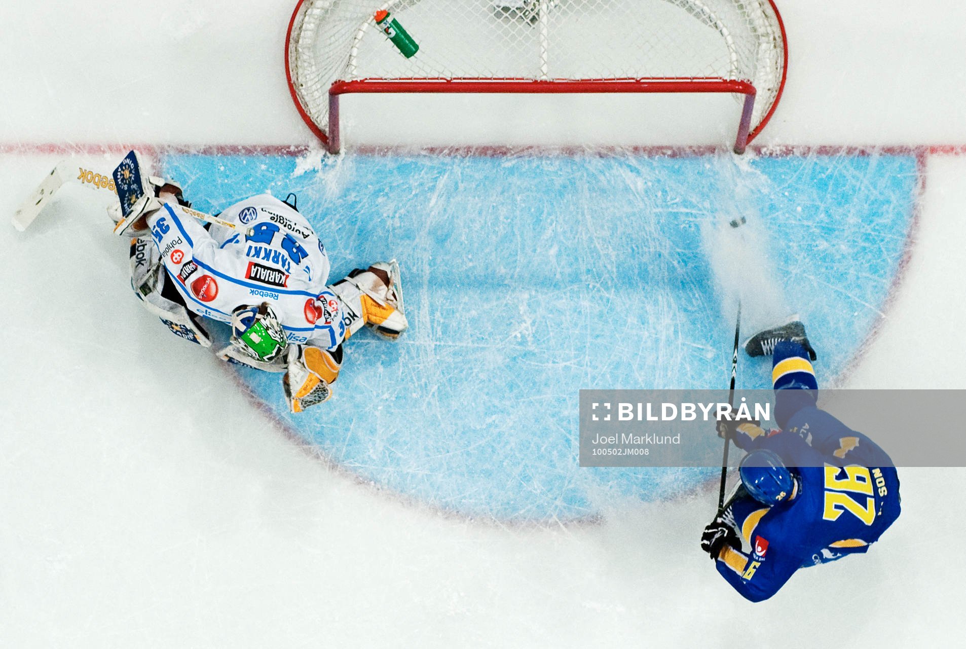 Marcus Nilson, Sverige, skjuter in 2-0 bakom Iiro Tarkki,