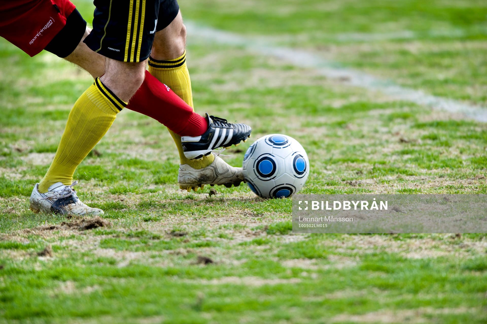 Fot, fötter, boll, fotboll, gräs, usel gräsmatta,