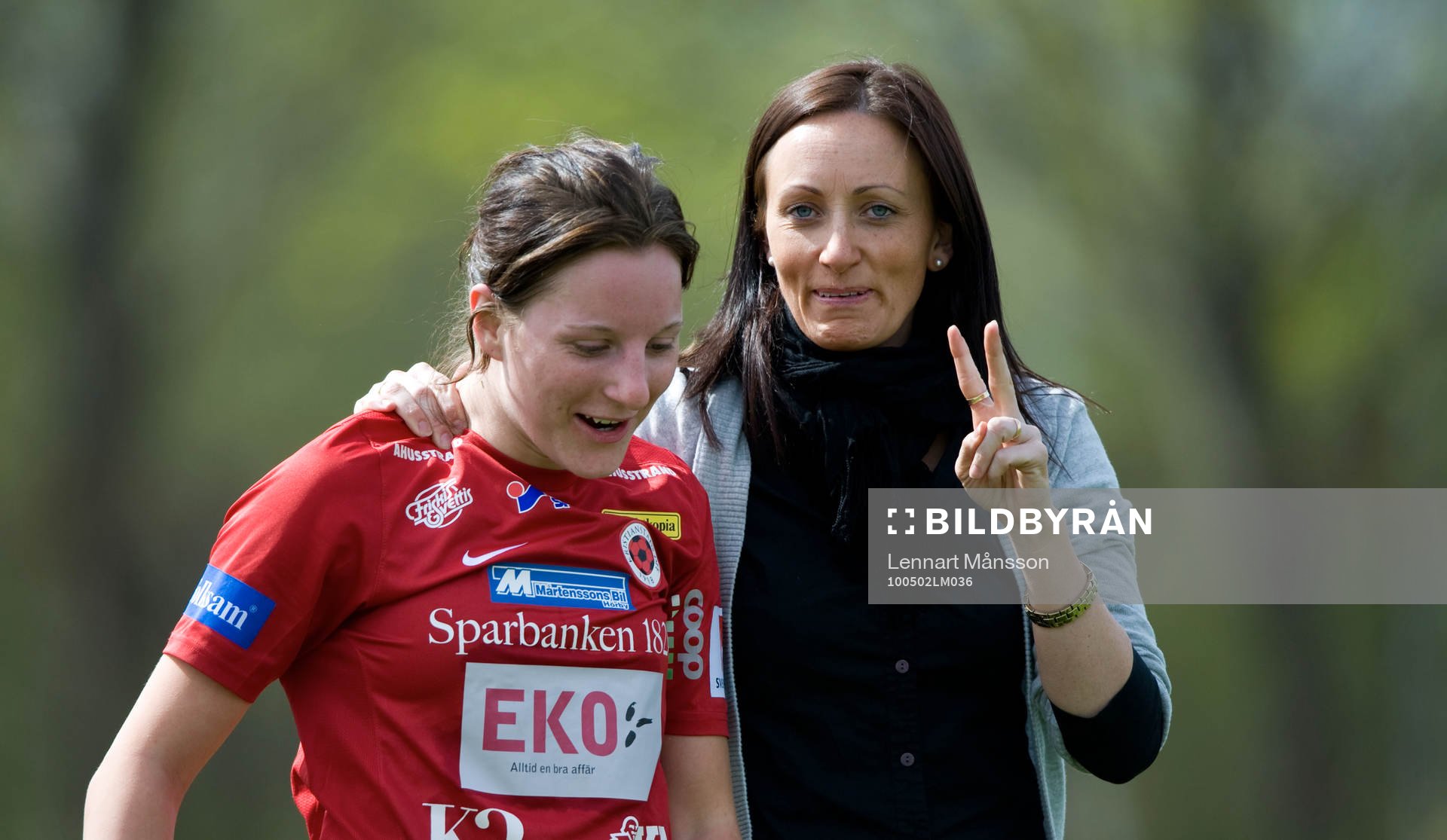 Antonia Göransson grattas av Elisabet Gunnarsdottir,