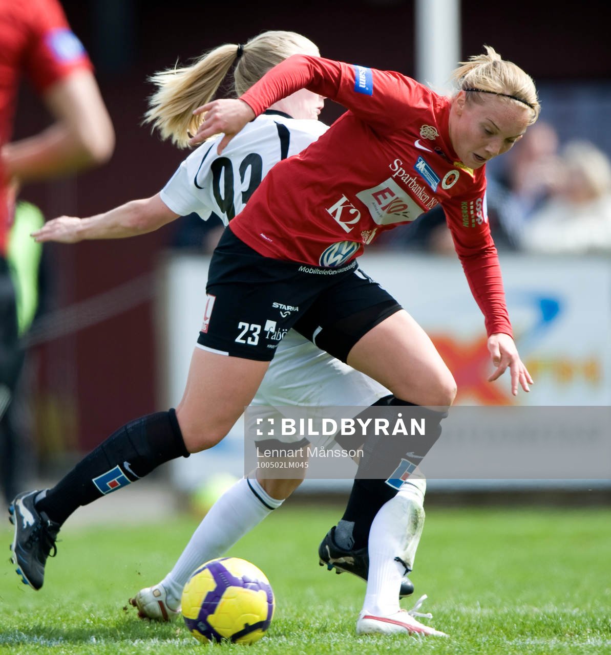 Margret Lara Vidarsdottir tar sig förbi Anna Paulsson