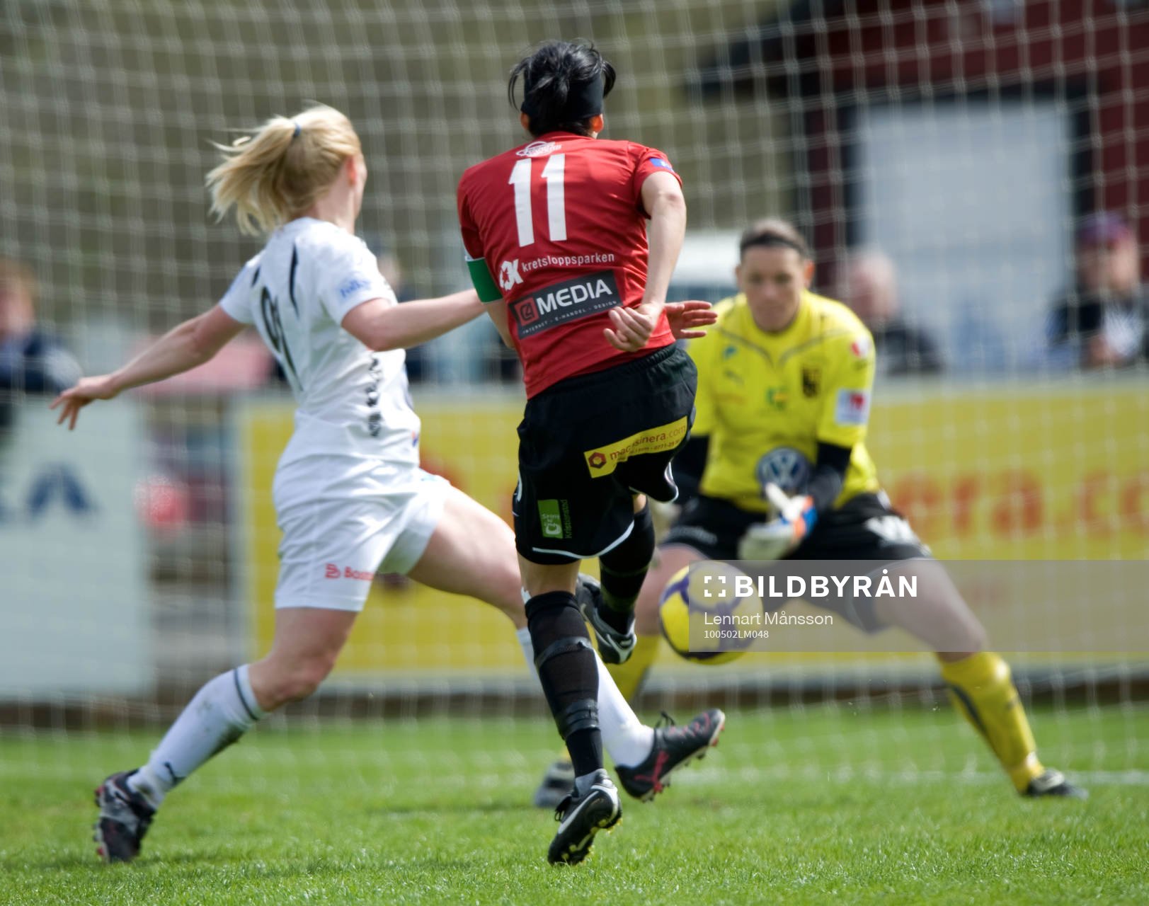 Susanne Moberg försöker överlista Caroline Jönsson