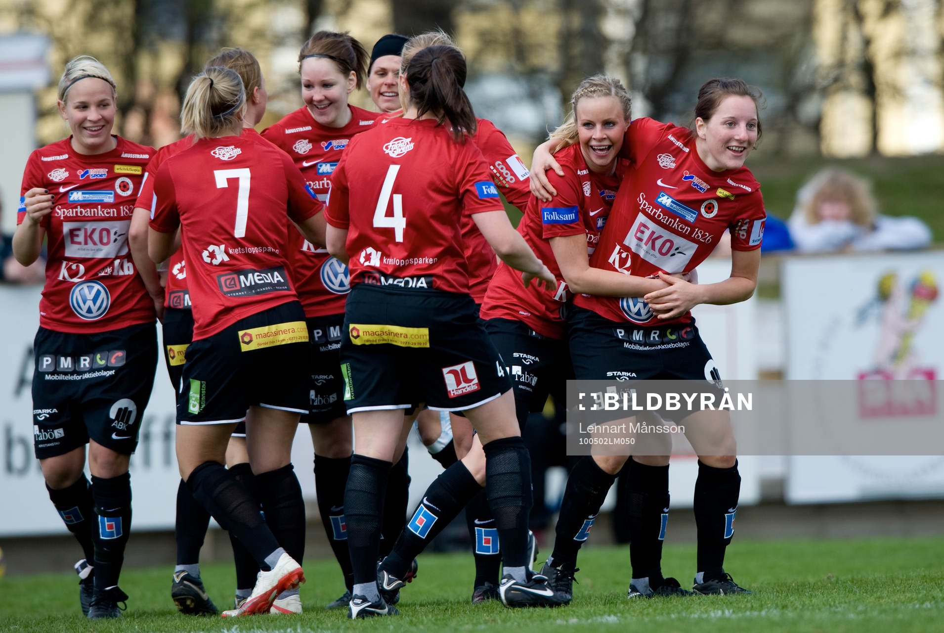 1-0 Antonia Göransson, Kristianstad, som grattas. Jubel,