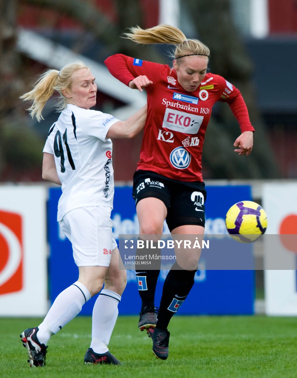 Margret Lara Vidarsdottir stoppas av Hanna Marklund