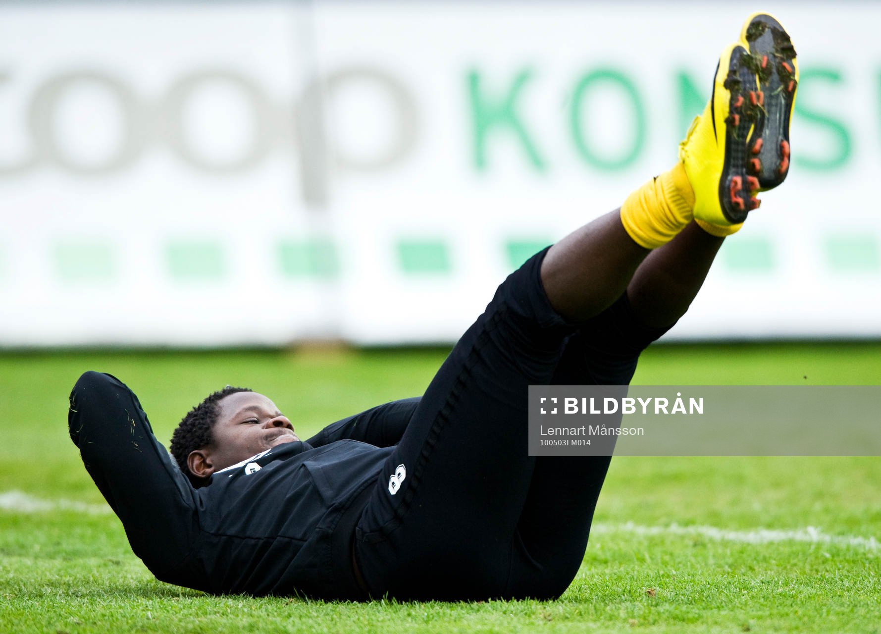 Patrick Osiako, uppvärmning, sit up