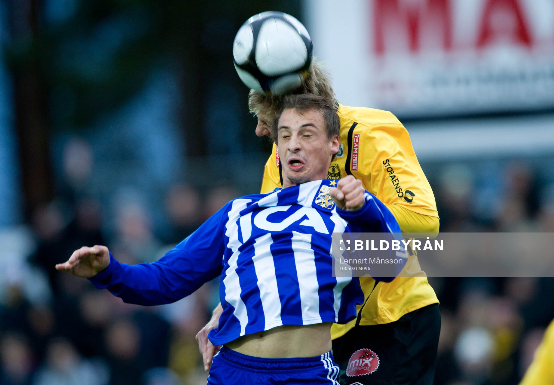 Pär Eriksson, Göteborg, trycks i ryggen av Patrik