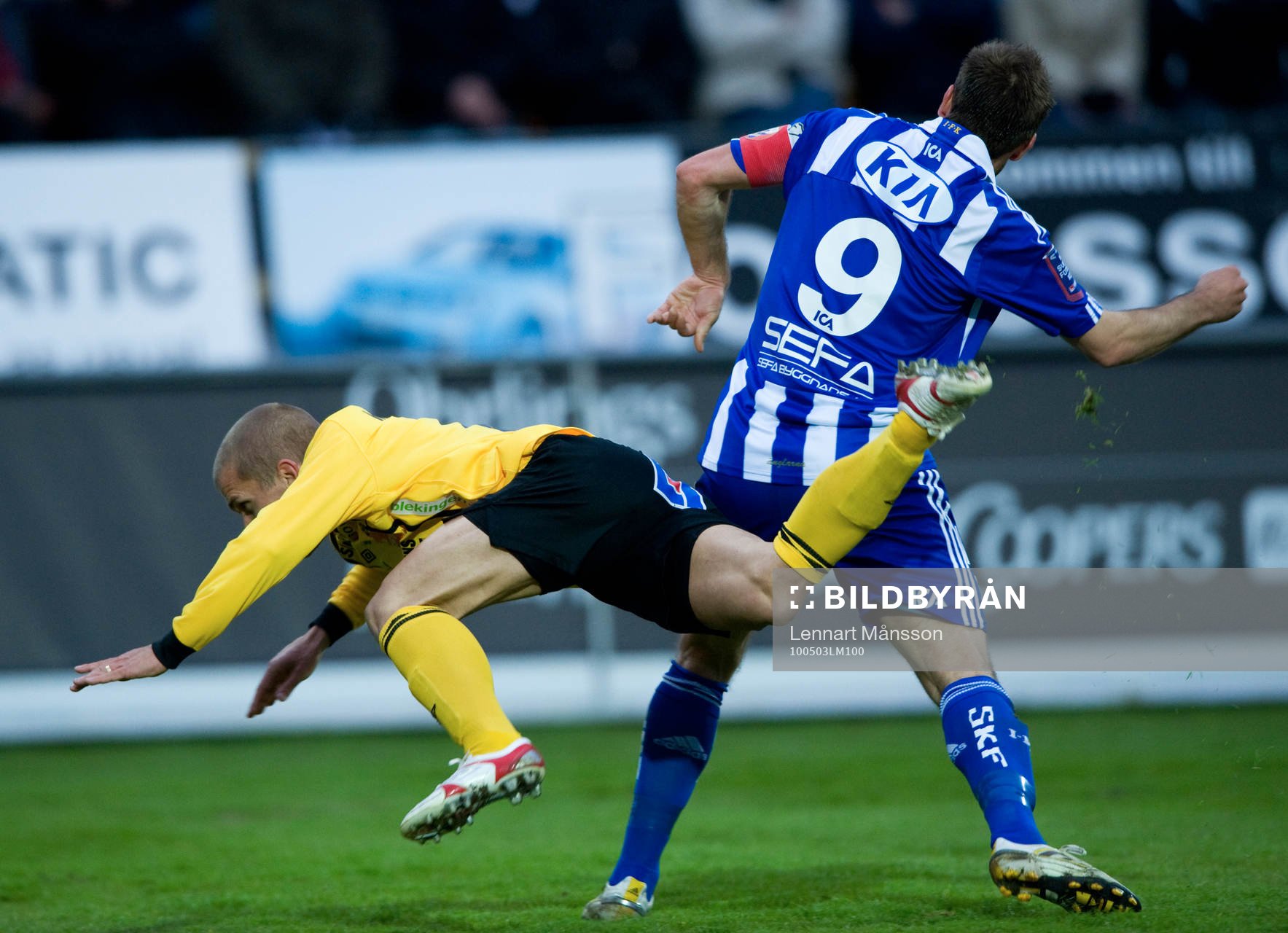 Johan Svensson, Mjällby, stupar på Stefan Selakovic,