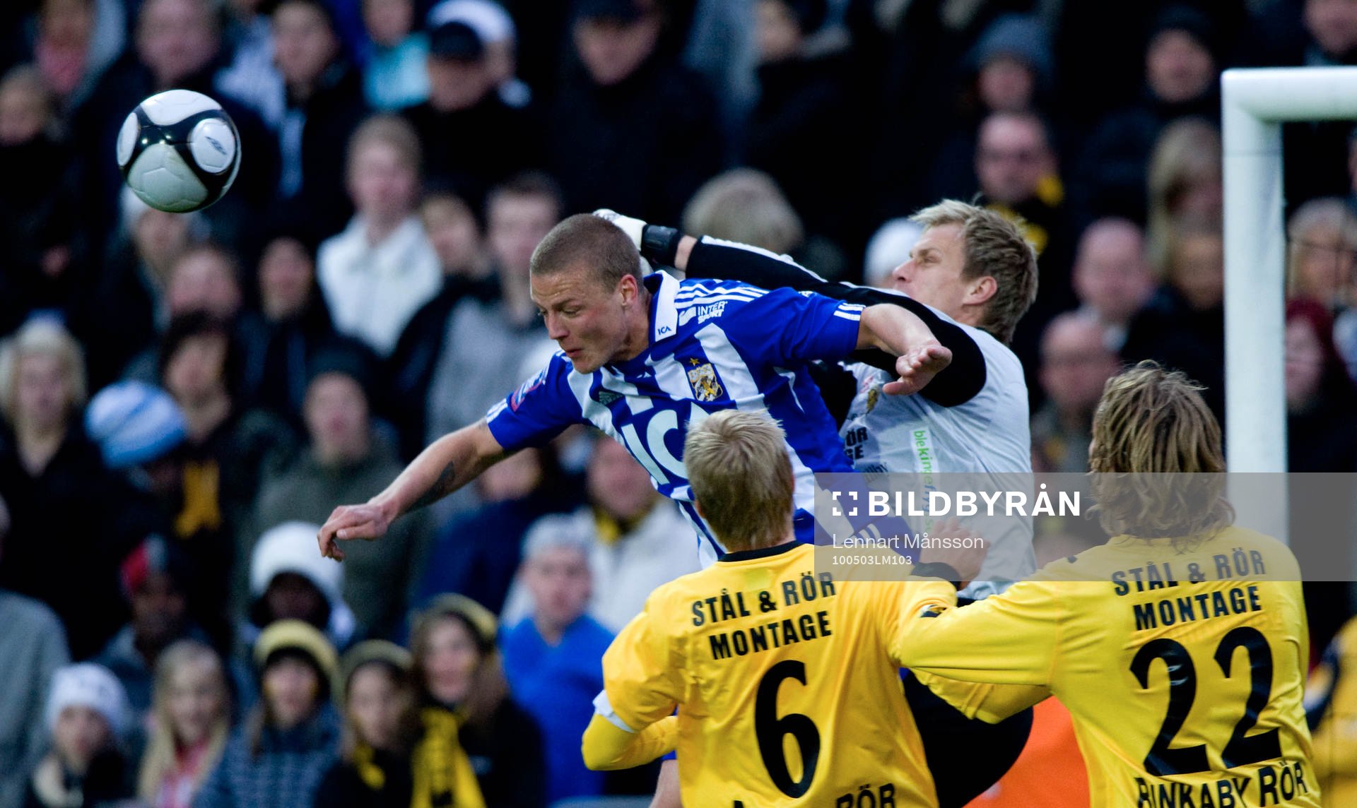 Mattias Asper boxar framför Jakob Johansson