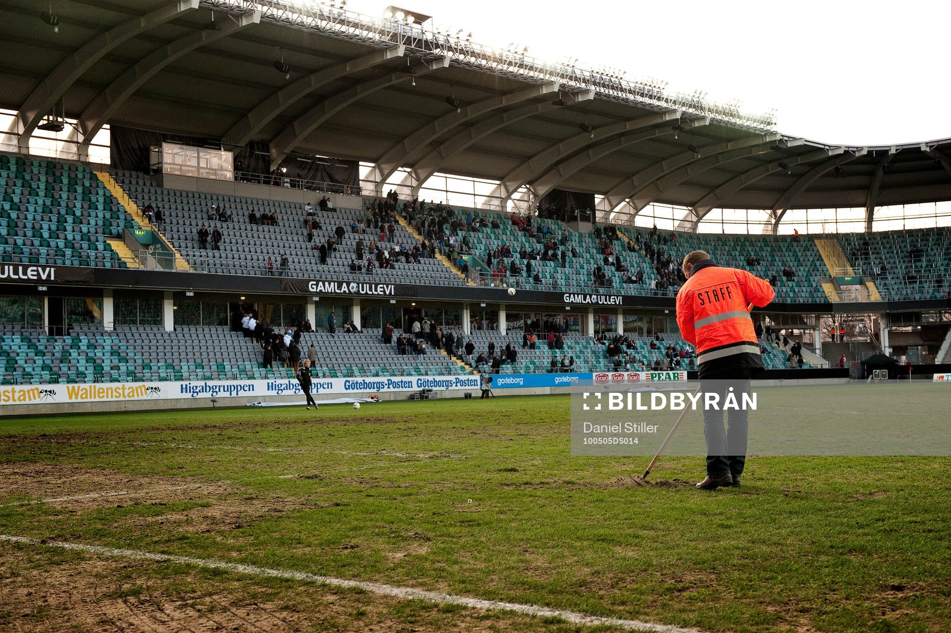 Gamla Ullevi, gräsmatta. Funktionär krattar. Dålig plan