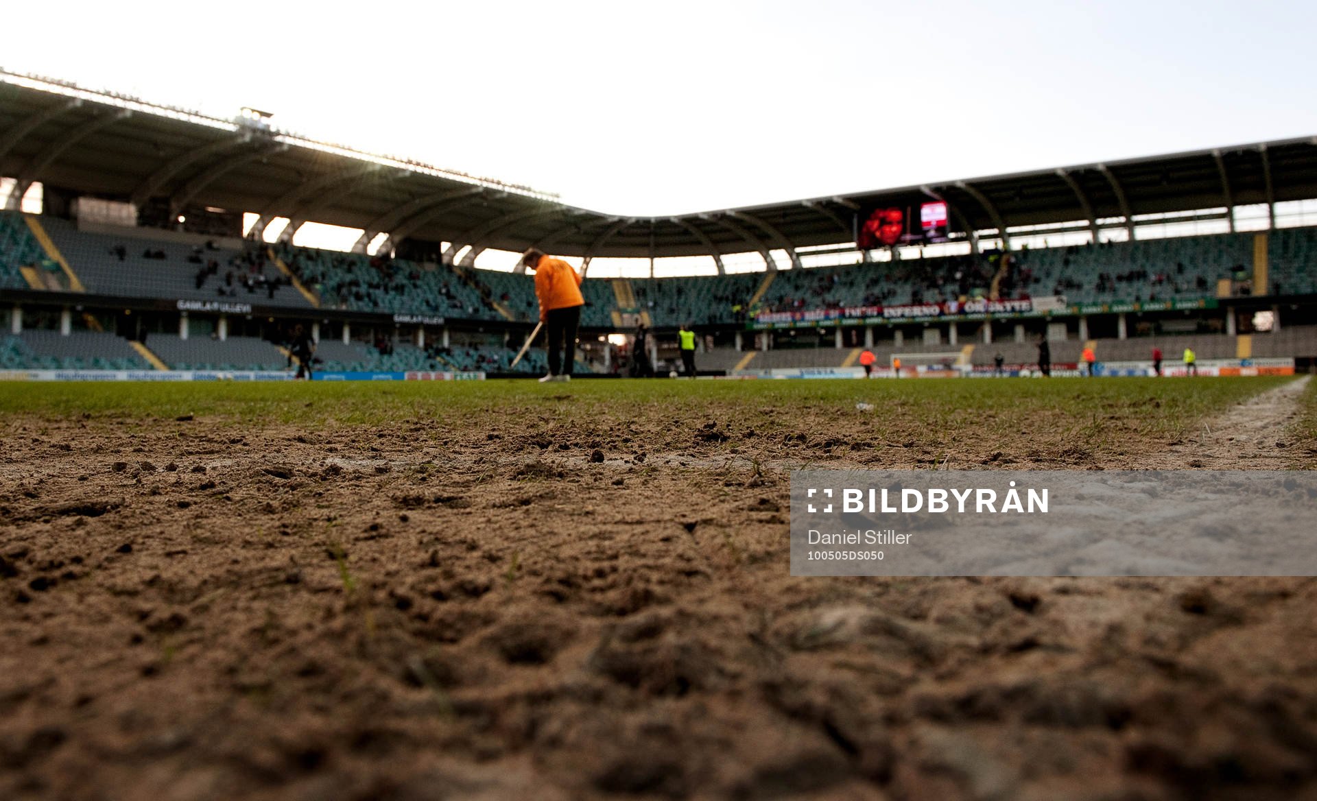 Gamla Ullevi, gräsmatta. Funktionär krattar. Dålig plan