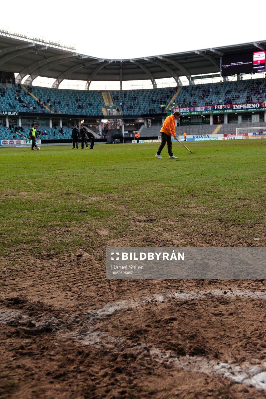 Gamla Ullevi, gräsmatta. Funktionär krattar. Dålig plan