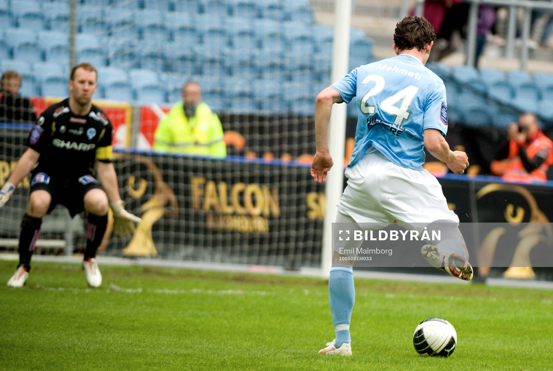 Agon Mehmeti, Malmö, kommer fri och gör 1-0