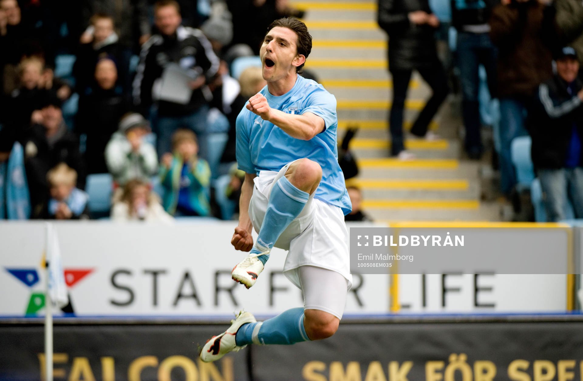   Agon Mehmeti, Malmö, kommer fri och gör 1-0. Jubel.
