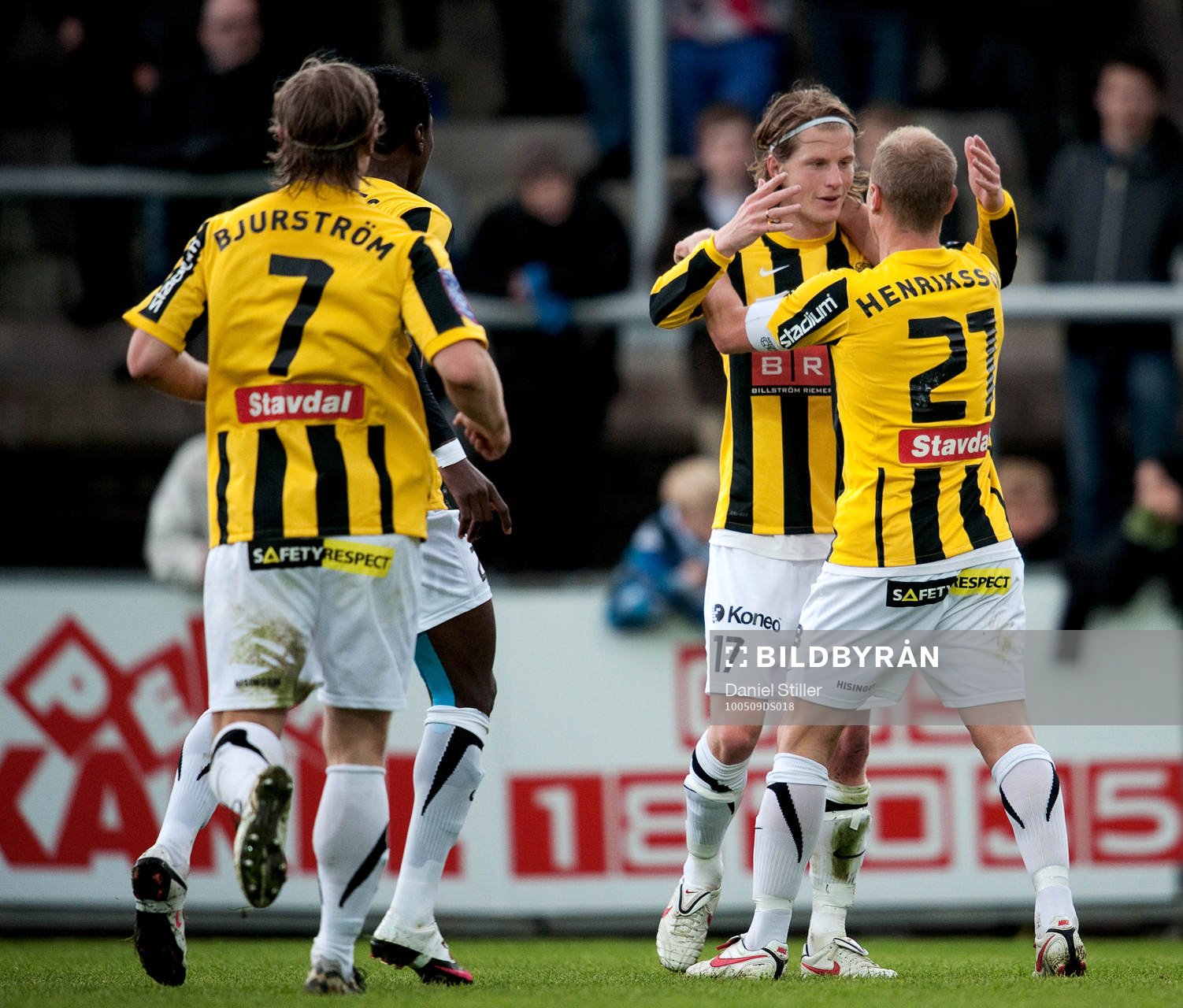 Jonas Henriksson gör 2-1 till Häcken och gratuleras av