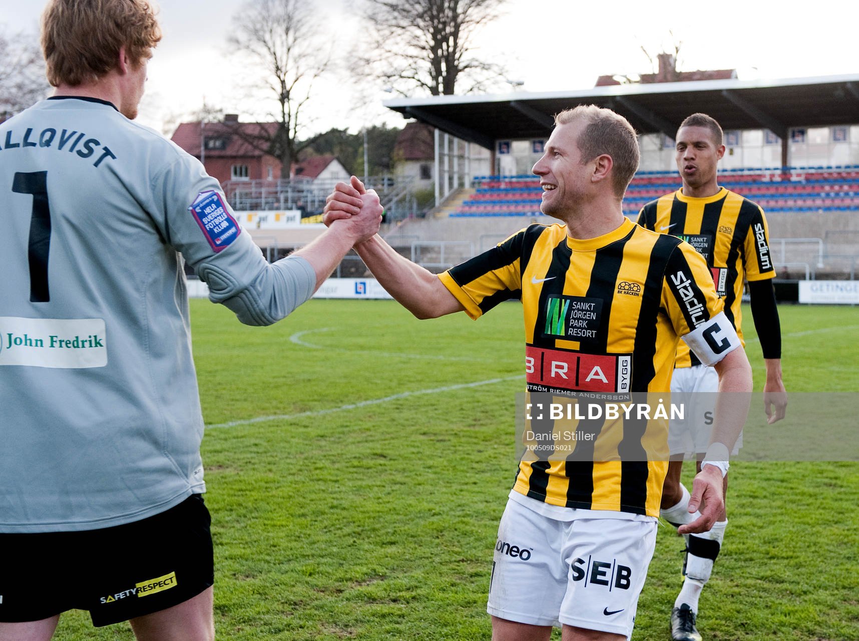 Dagens tvåmålsskytt, Jonas Henriksson, tackar sin