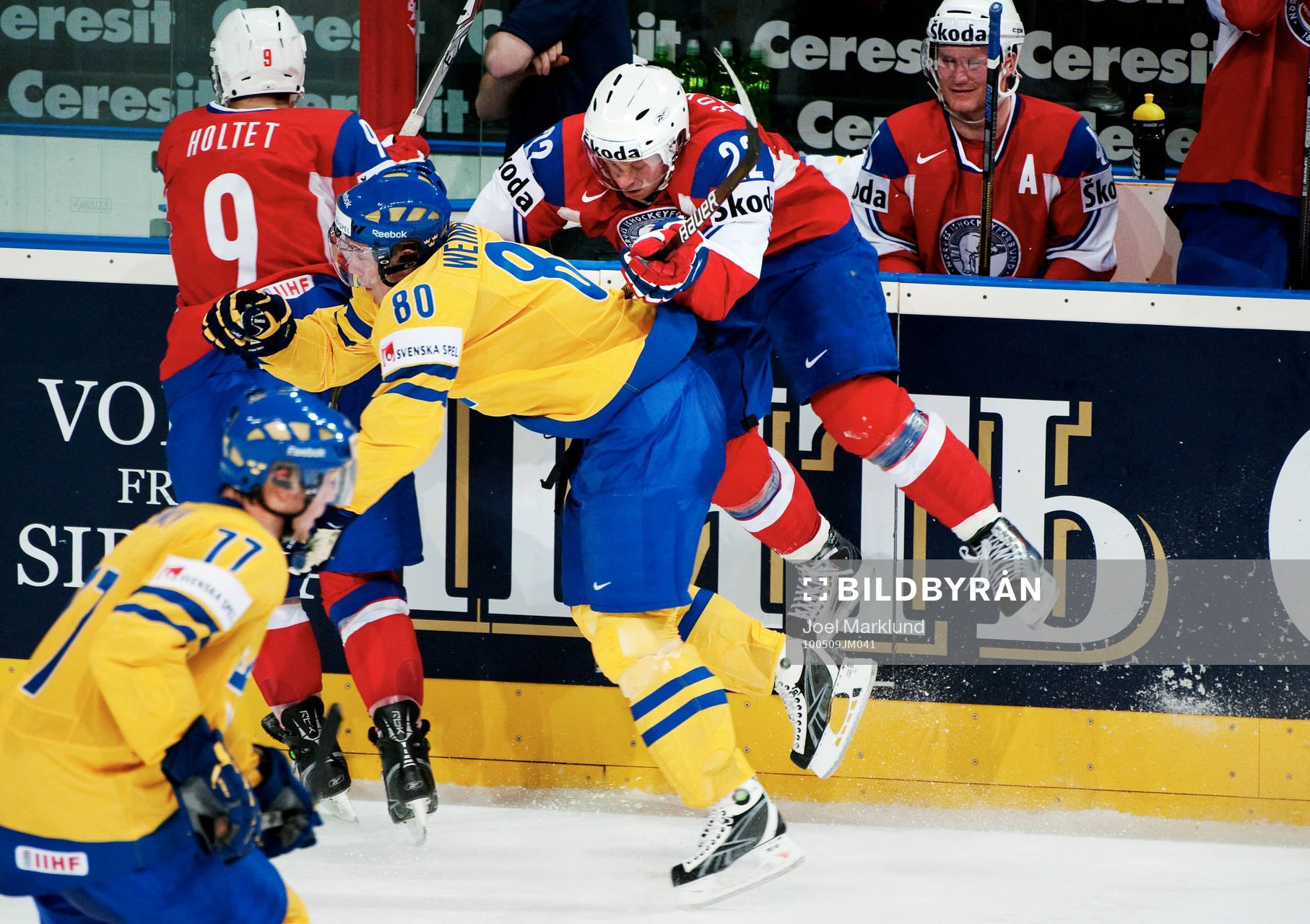 Mattias Weinhandl, Sverige, tacklas av Martin Roymark, Norge