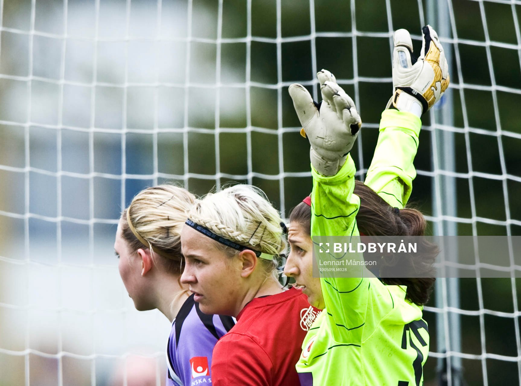 Emelie Johnsson och Anna Maria Picarelli, målvakt,