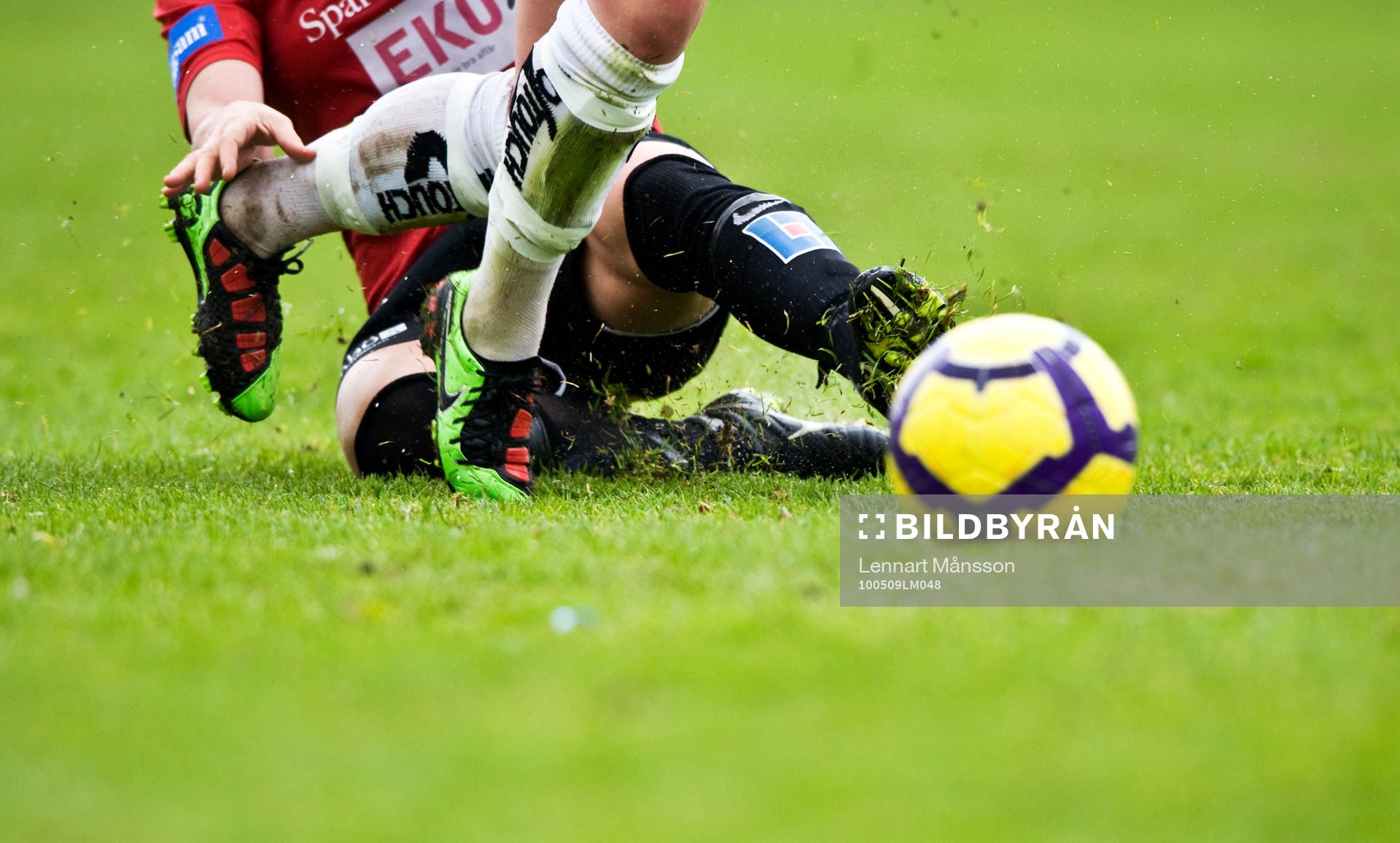 Fot, ben, boll, gräs, gräsplan, tackling, glidtackling,