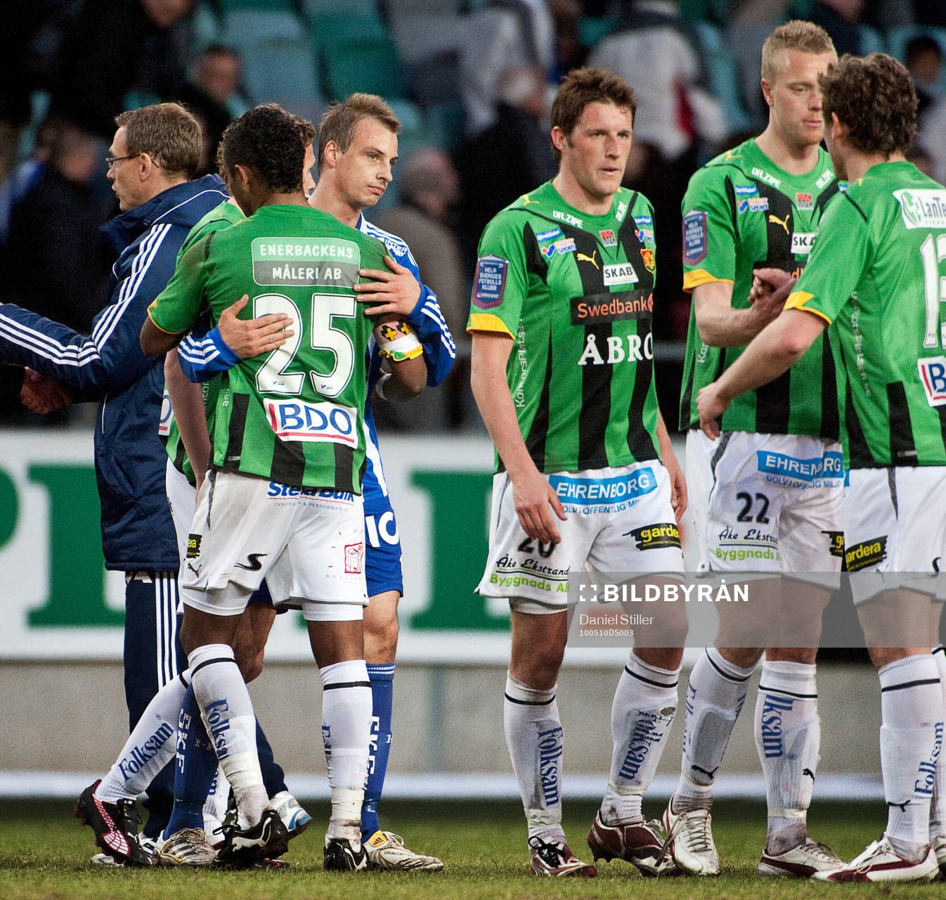 Pär Ericsson, IFK Göteborg, tackar sina gamla lagkamrater