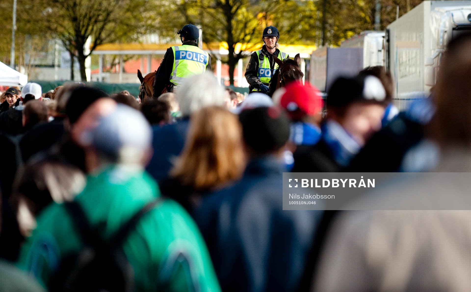Ridande poliser utanför Gamla Ullevi
