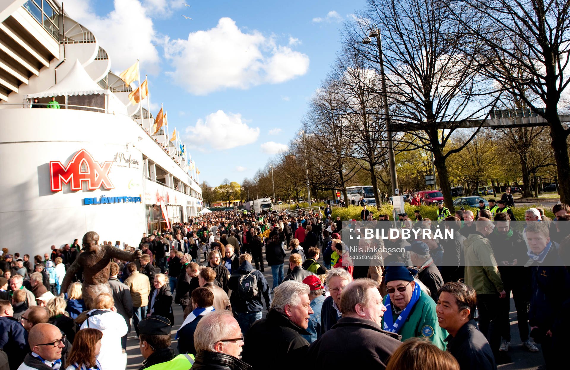 Mycket folk utanför Gamla Ullevi