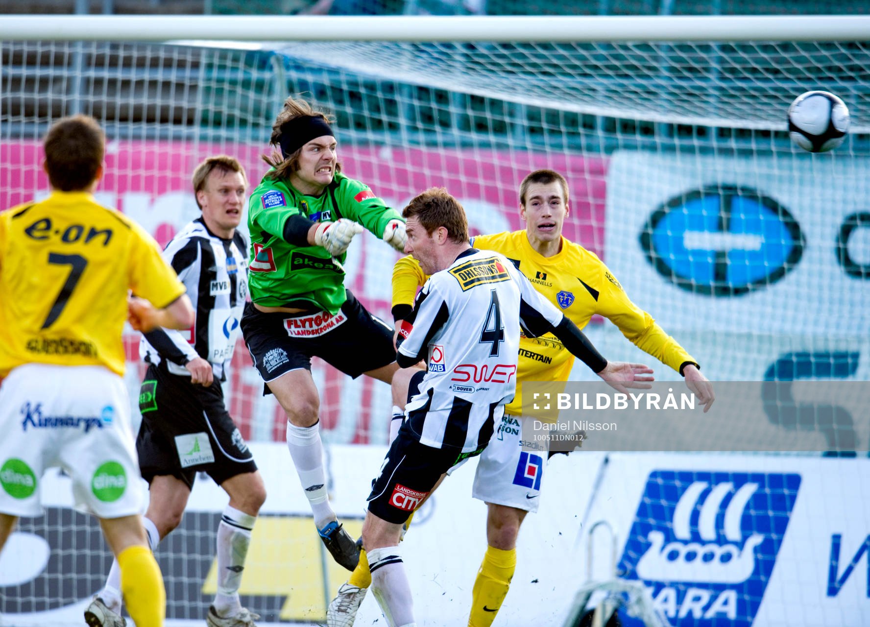 Peter Karlsson, målvakt, Landskrona boxar ut en boll
