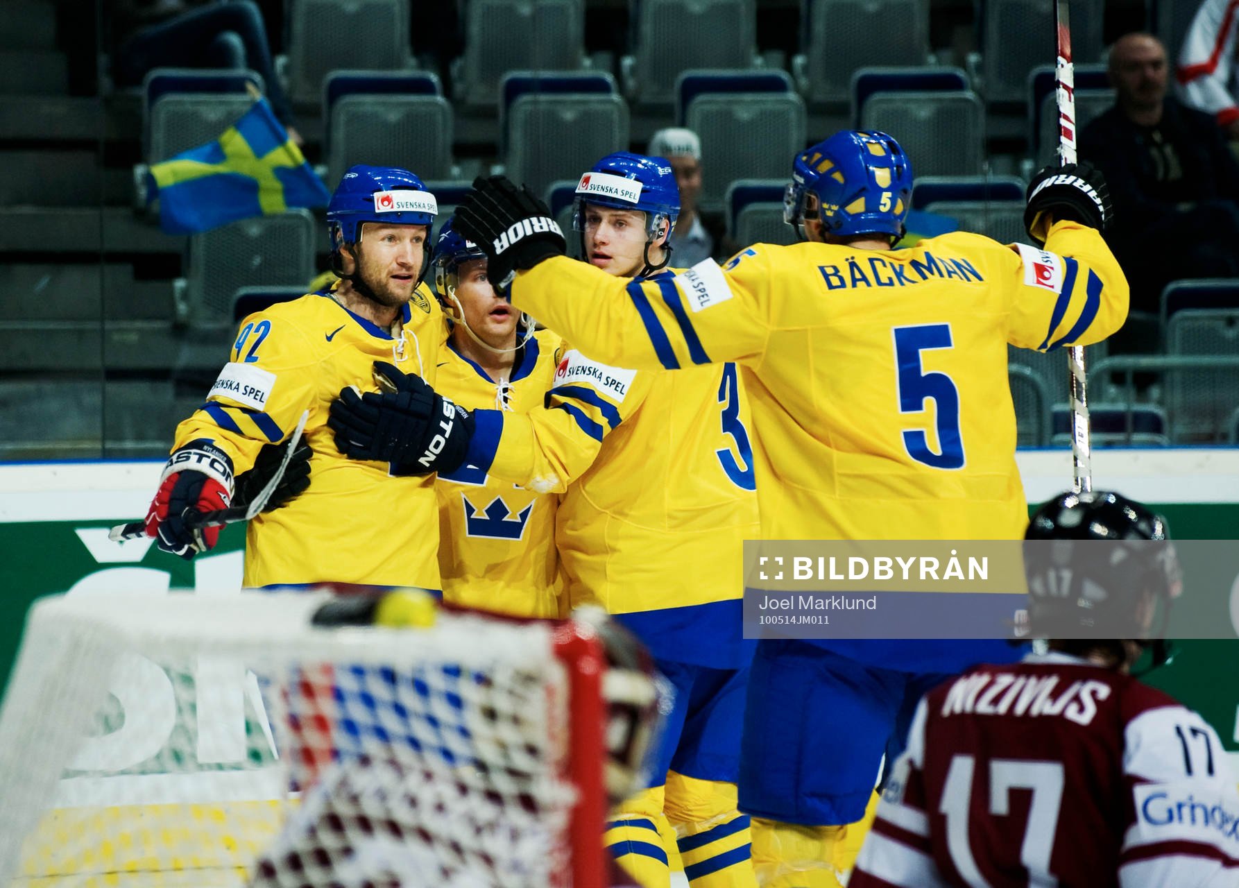 Michael Nylander, Sverige, gratuleras till sitt 3-1-mål