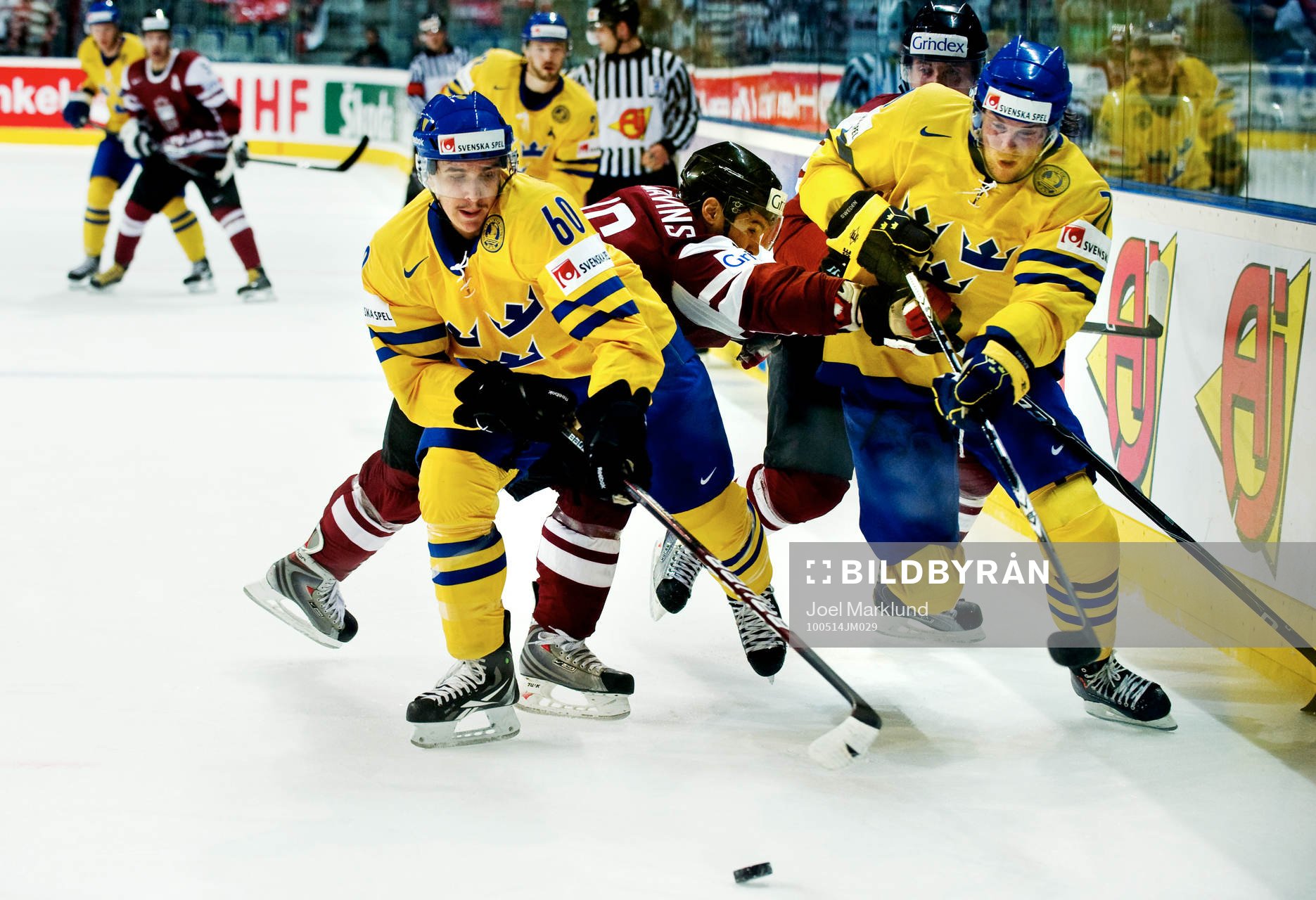 Mikael Backlund och Jonas Andersson, Sverige, jagar pucken