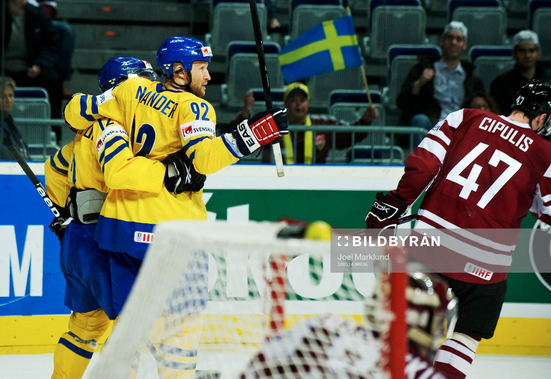 Michael Nylander, Sverige, gratuleras till sitt 3-1-mål