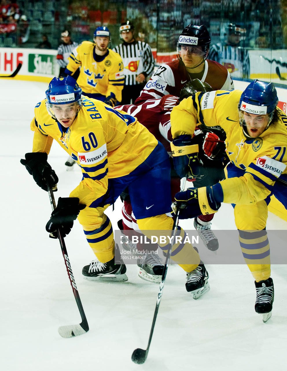 Mikael Backlund och Jonas Andersson, Sverige, jagar pucken