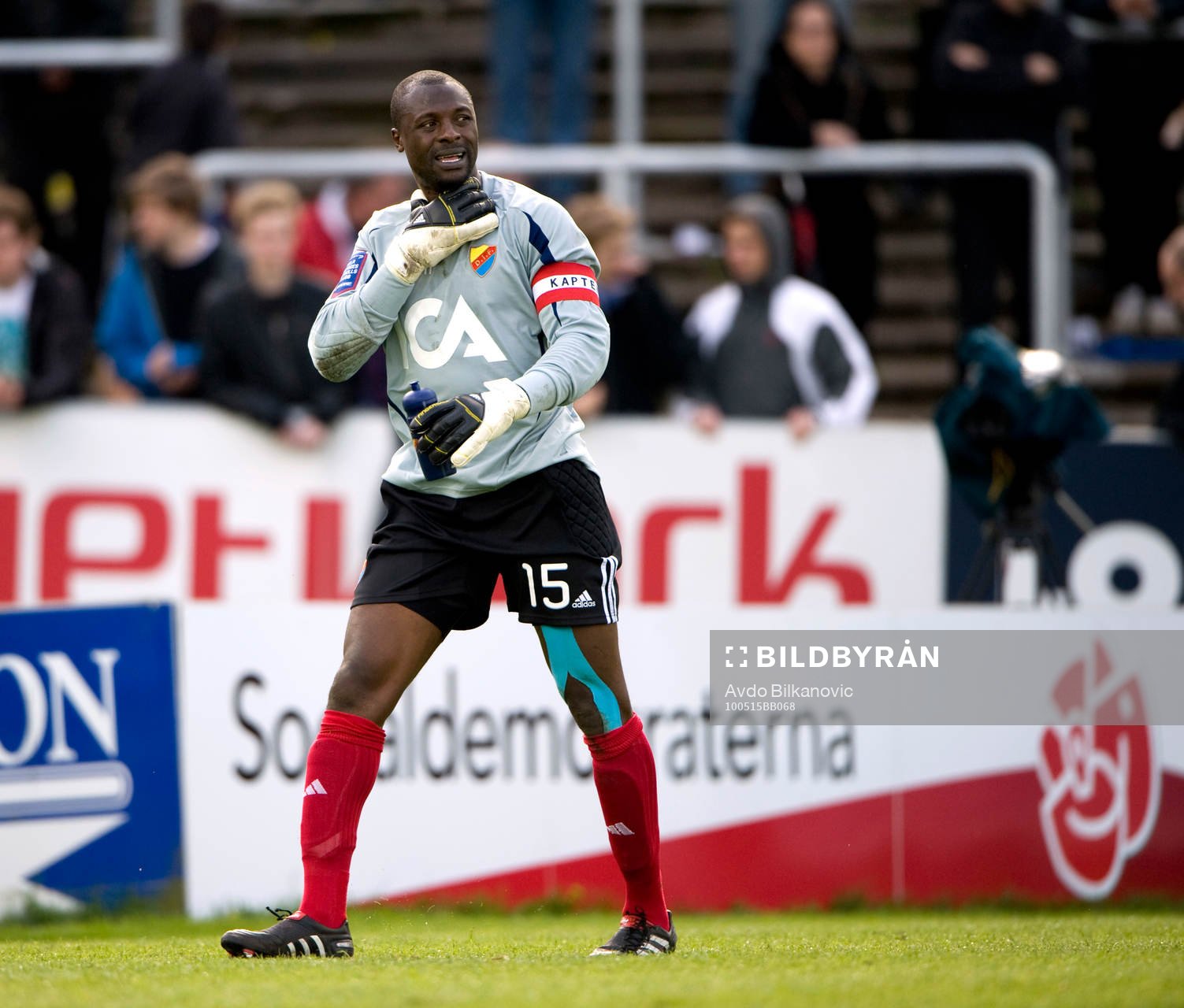 Pa Dembo Touray, målvakt fick en smäll på halsen, ont,