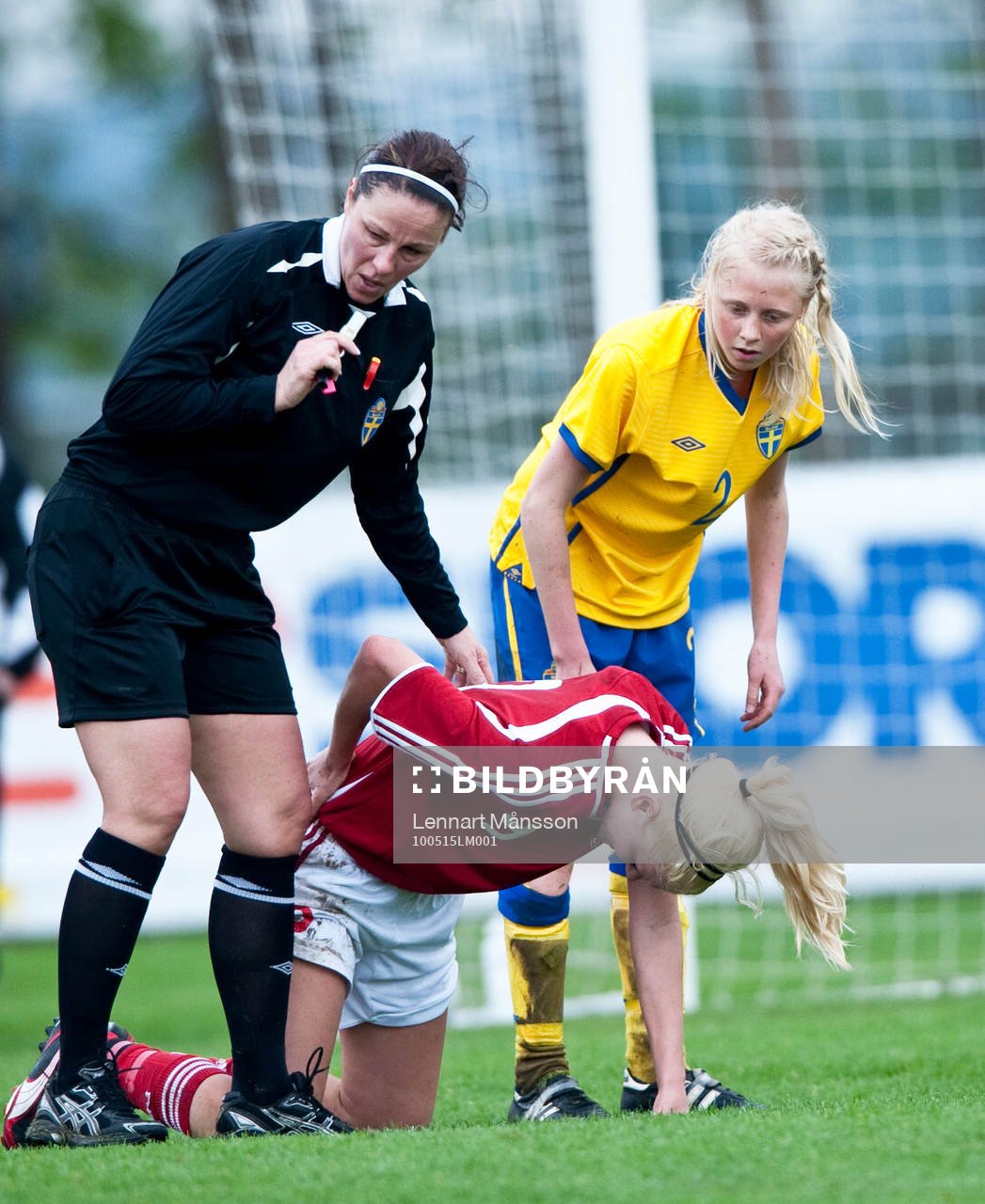 Annica Andric, domare och Line Falkenberg, Danmark, skada.