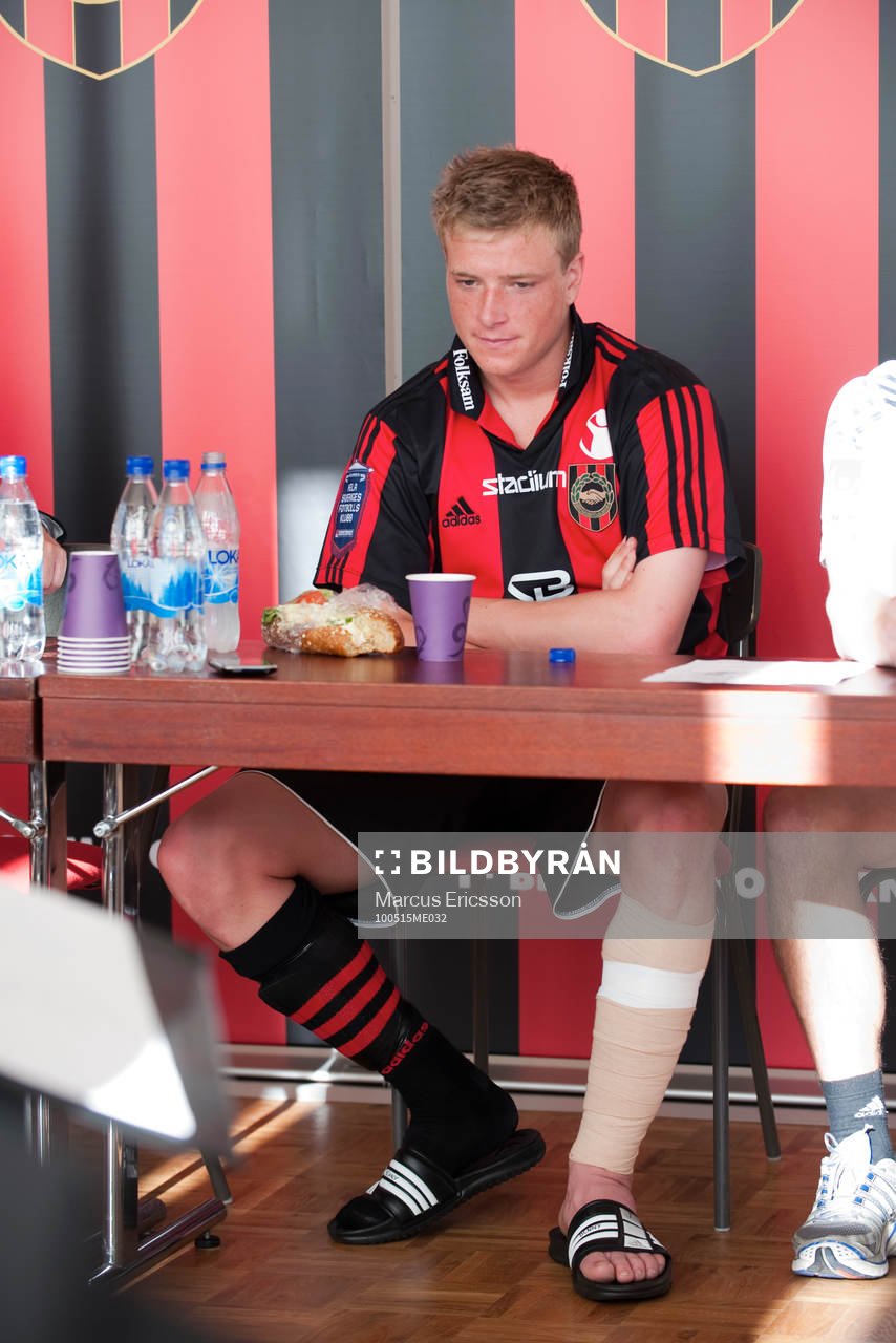 En skadad John Guidetti på presskonferensen