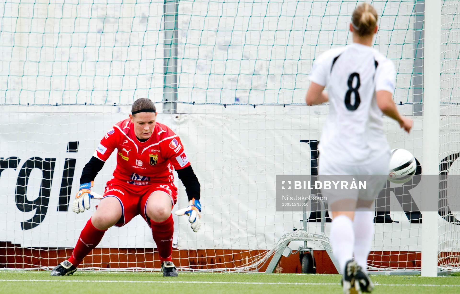 Caroline Jönsson, målvakt, Umeå ser bollen gå i mål