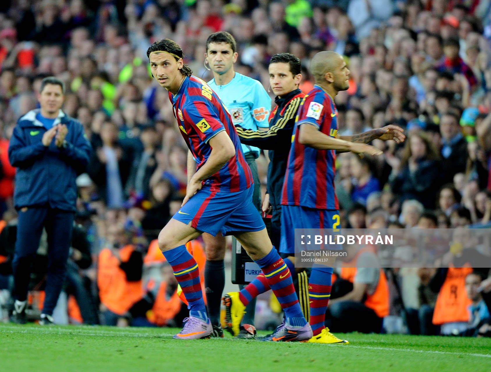 Dani Alves, Barcelona blir utbytt och Zlatan Ibrahimovic