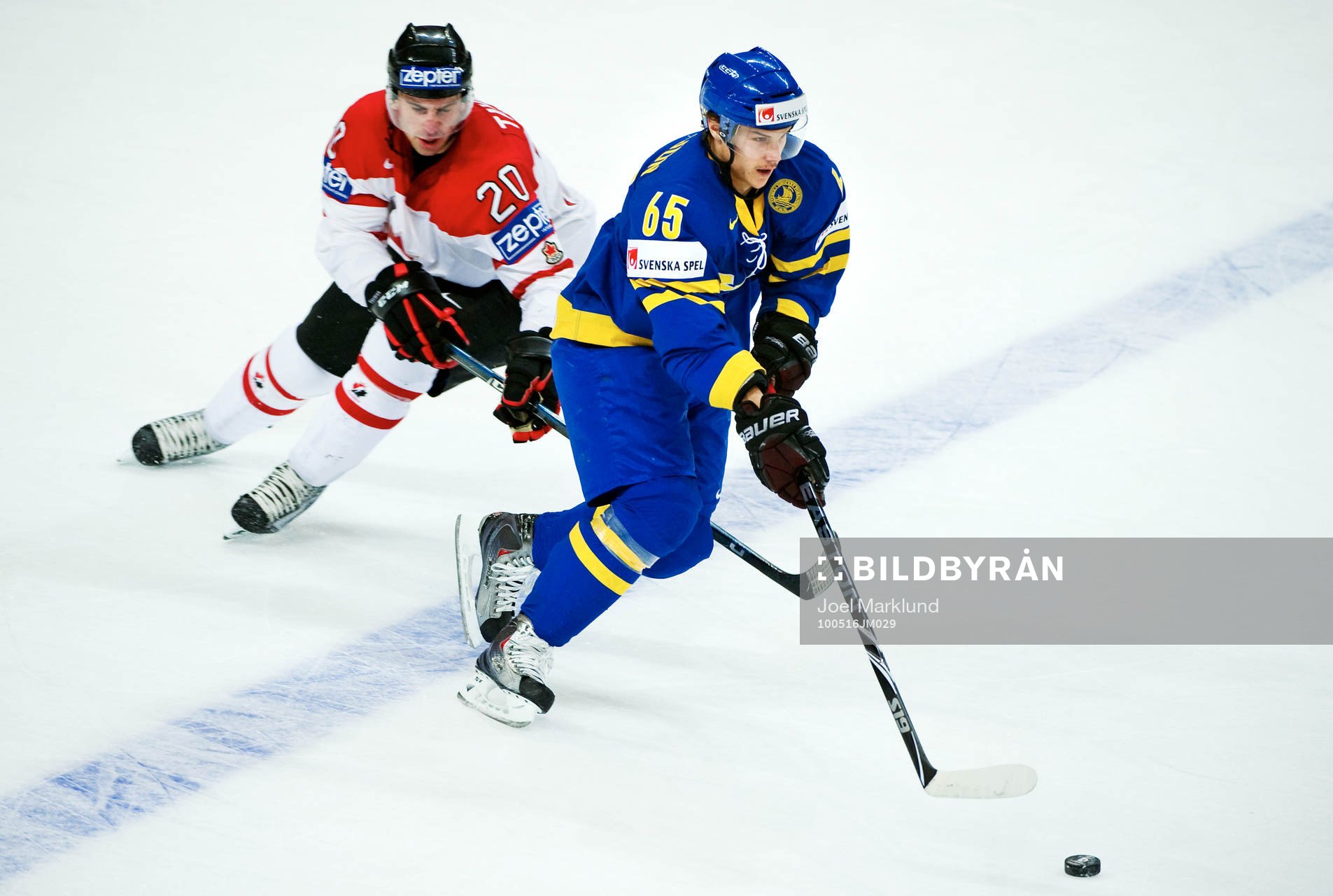 John Tavares, Kanada, hänger in med Erik Karlsson, Sverige