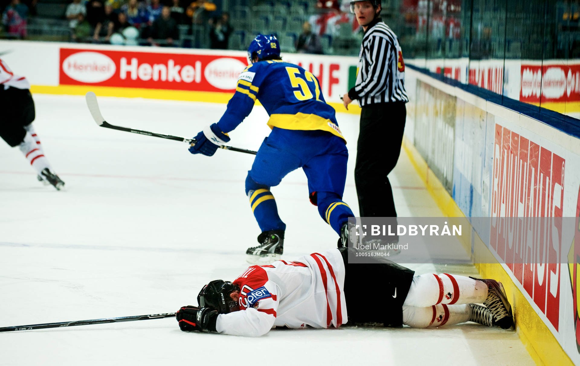 John Tavares, Kanada, ligger kvar på isen