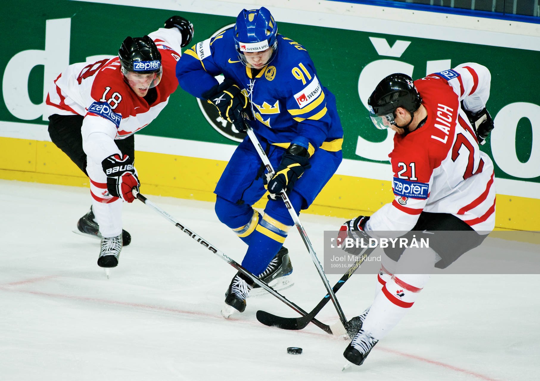 Marc Staal och Brooks Laich, Kanada, försöker båda att