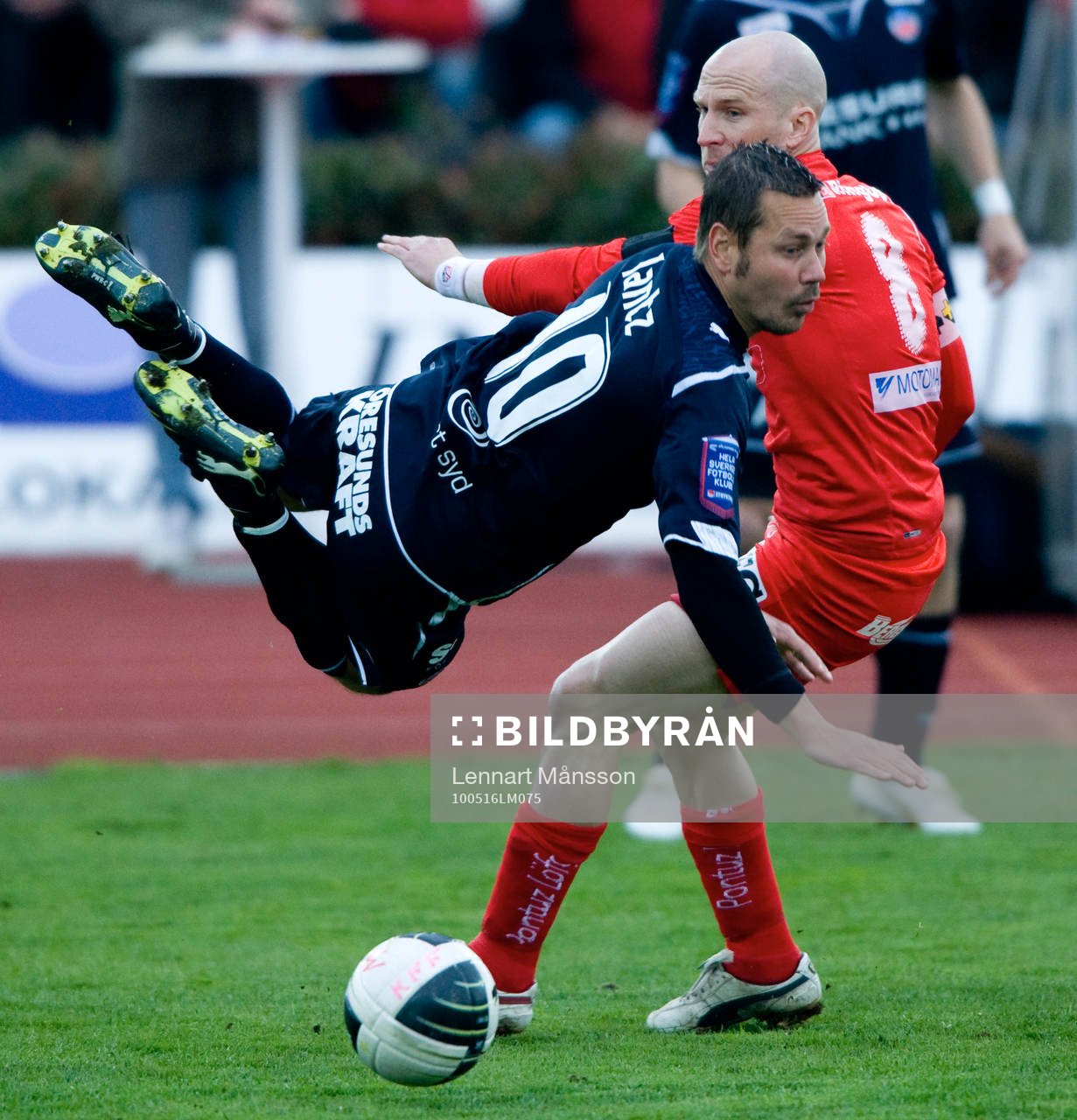 Henrik Rydström trycker till Marcus Lantz