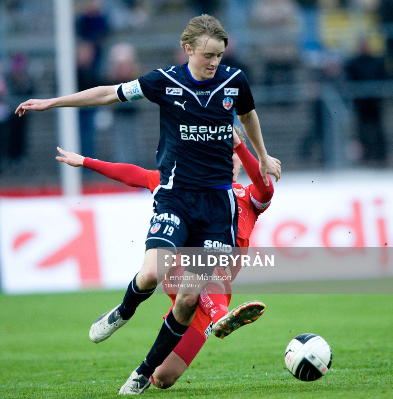 Rasmus Jönsson glider undan tackling från Erik Israelsson
