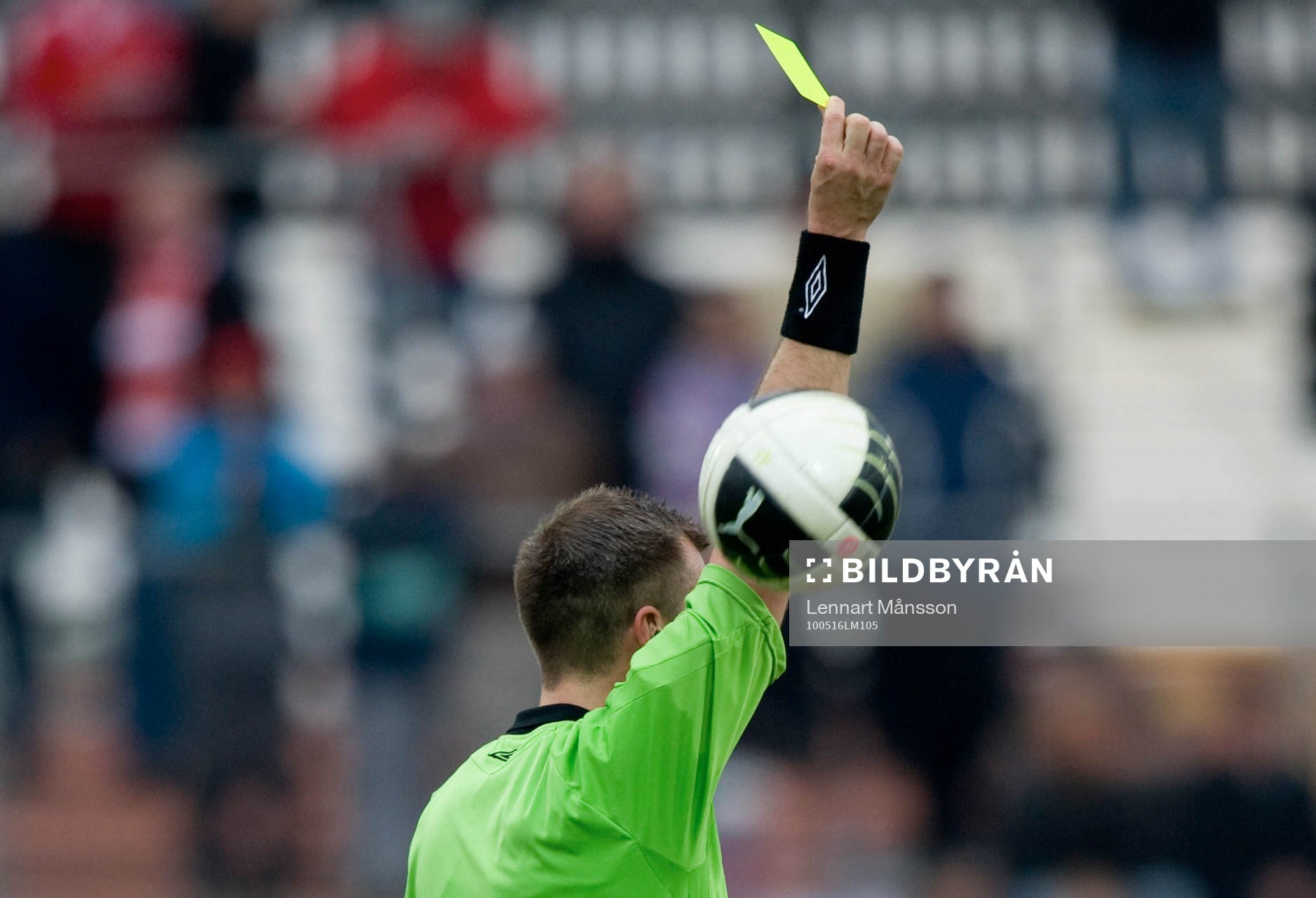 Daniel Stålhammar, domare, får bollen på armen och det
