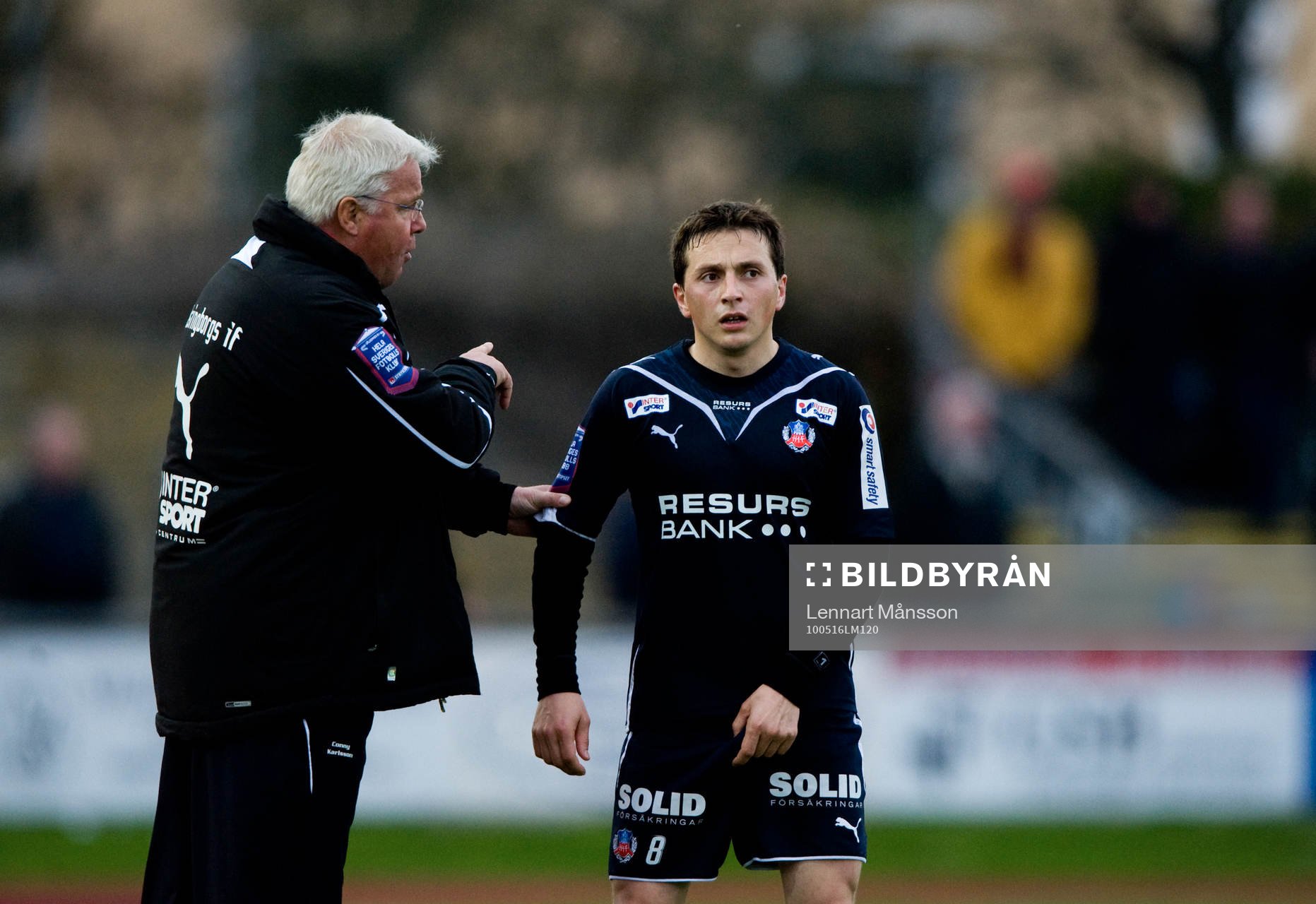 Conny Karlsson, tränare Helsingborg, ger instruktioner