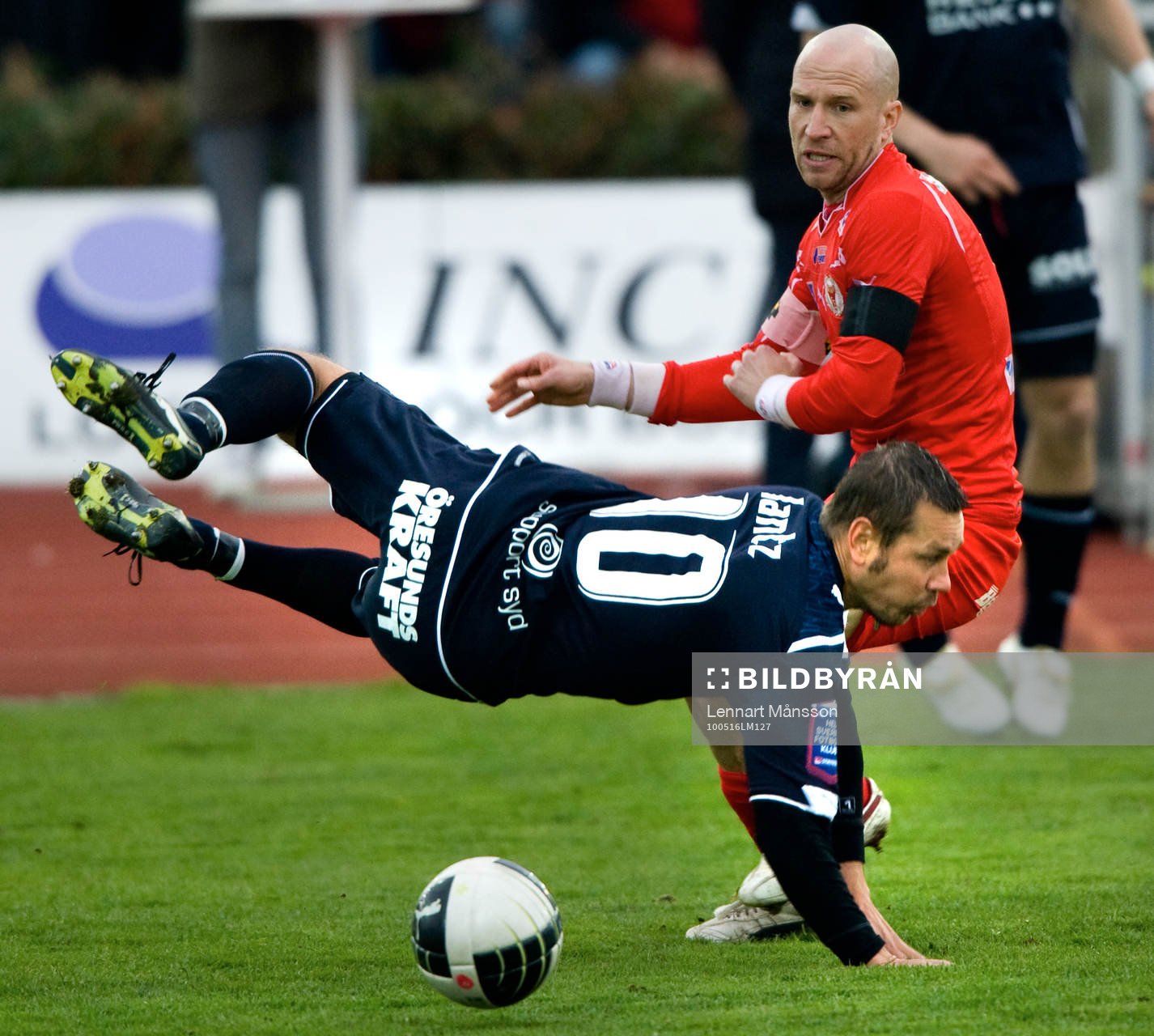 Henrik Rydström trycker till Marcus Lantz