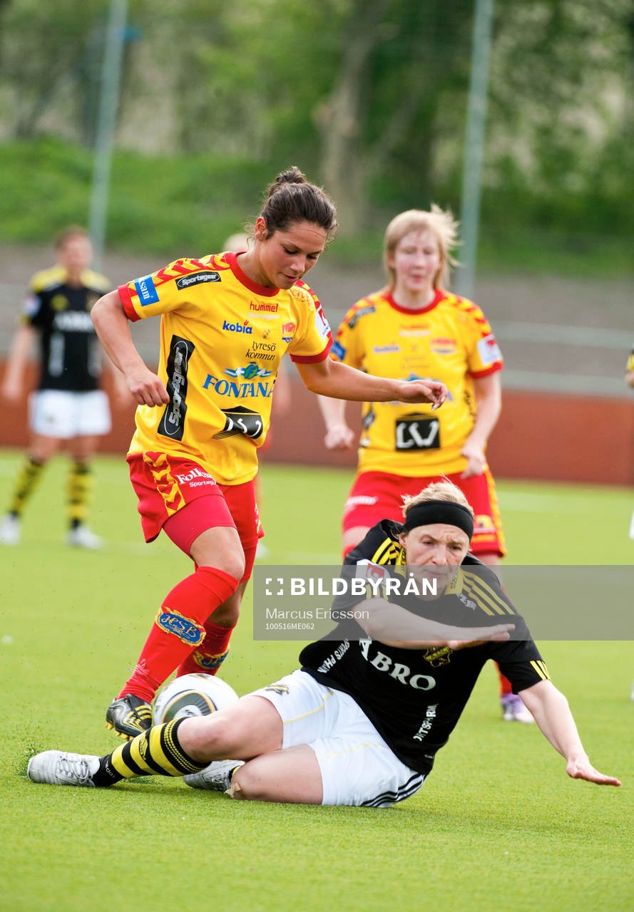Sofia Simonsson, AIK faller framför Lisa Klinga, Tyresö