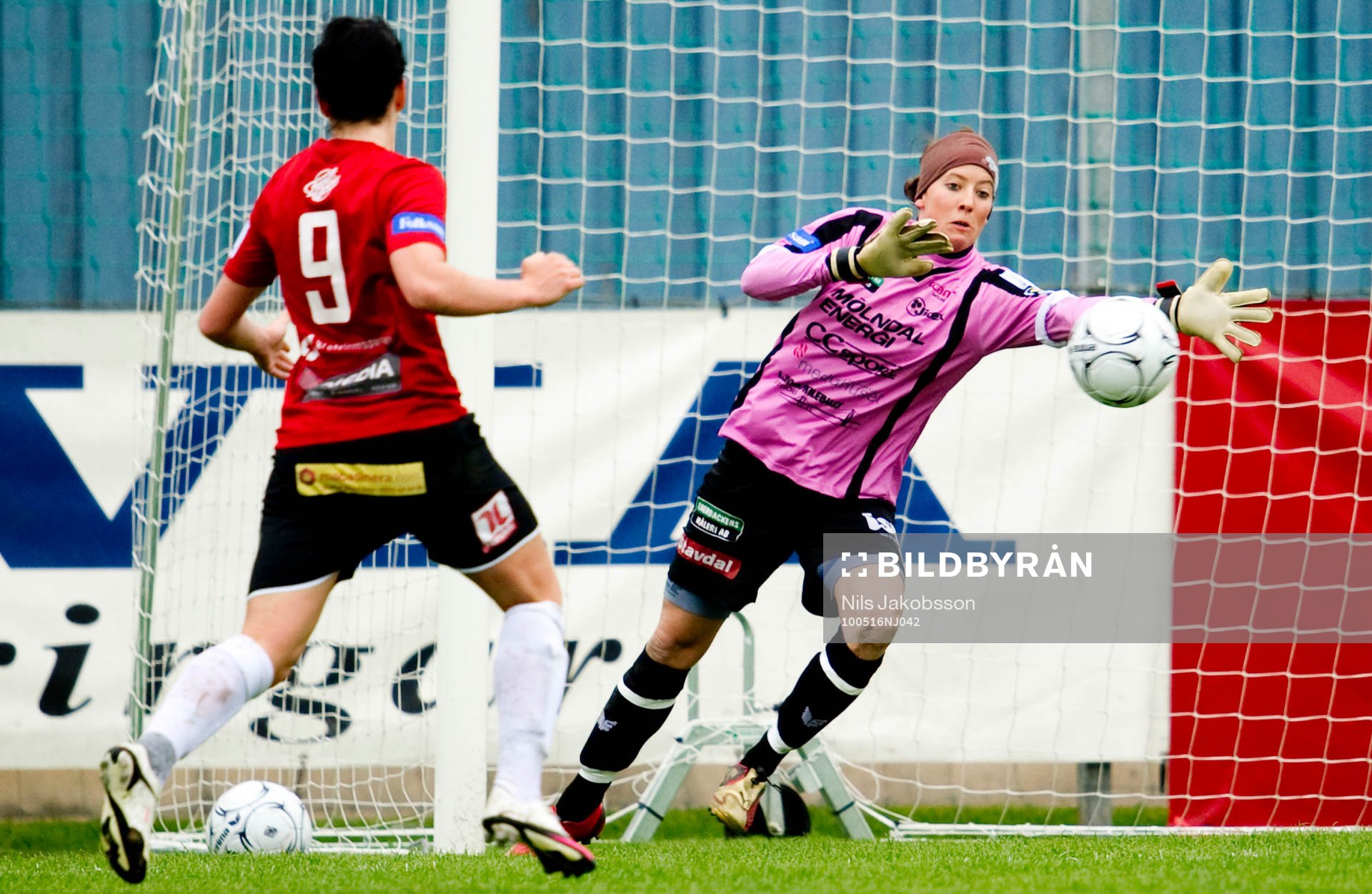 Jenny Olsson, målvakt Jitex ser bollen gå in