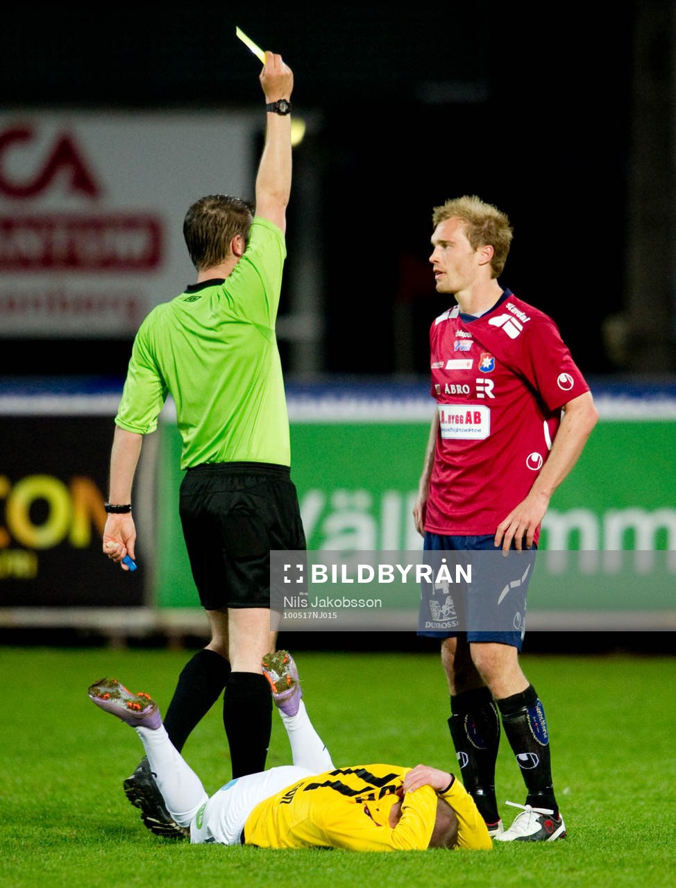 Tommy von Brömsen, Örgryte, får ett gult kort varning