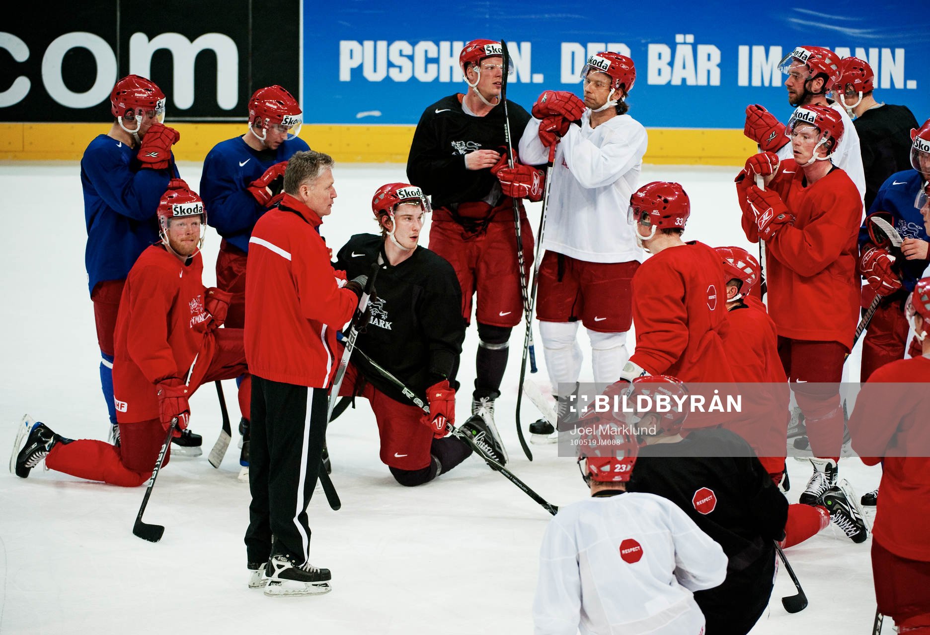 Pär Bäckman, förbundskapten, ger instruktioner till