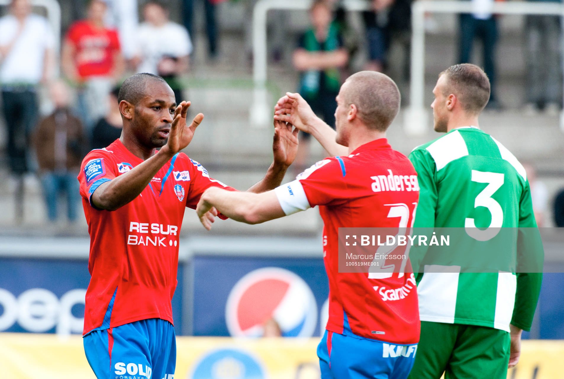 René Makondele kramas om av Christoffer Andersson,