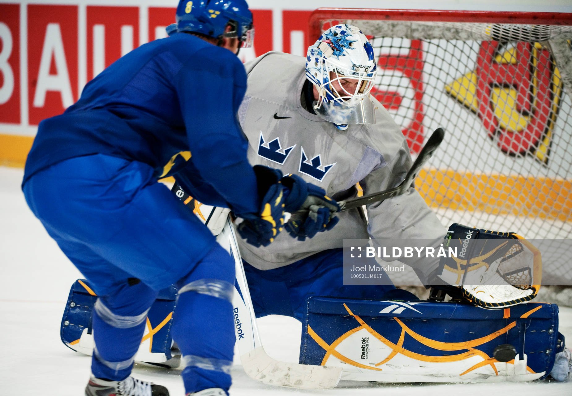 Jonas Gustavsson, målvakt, räddar ett skott